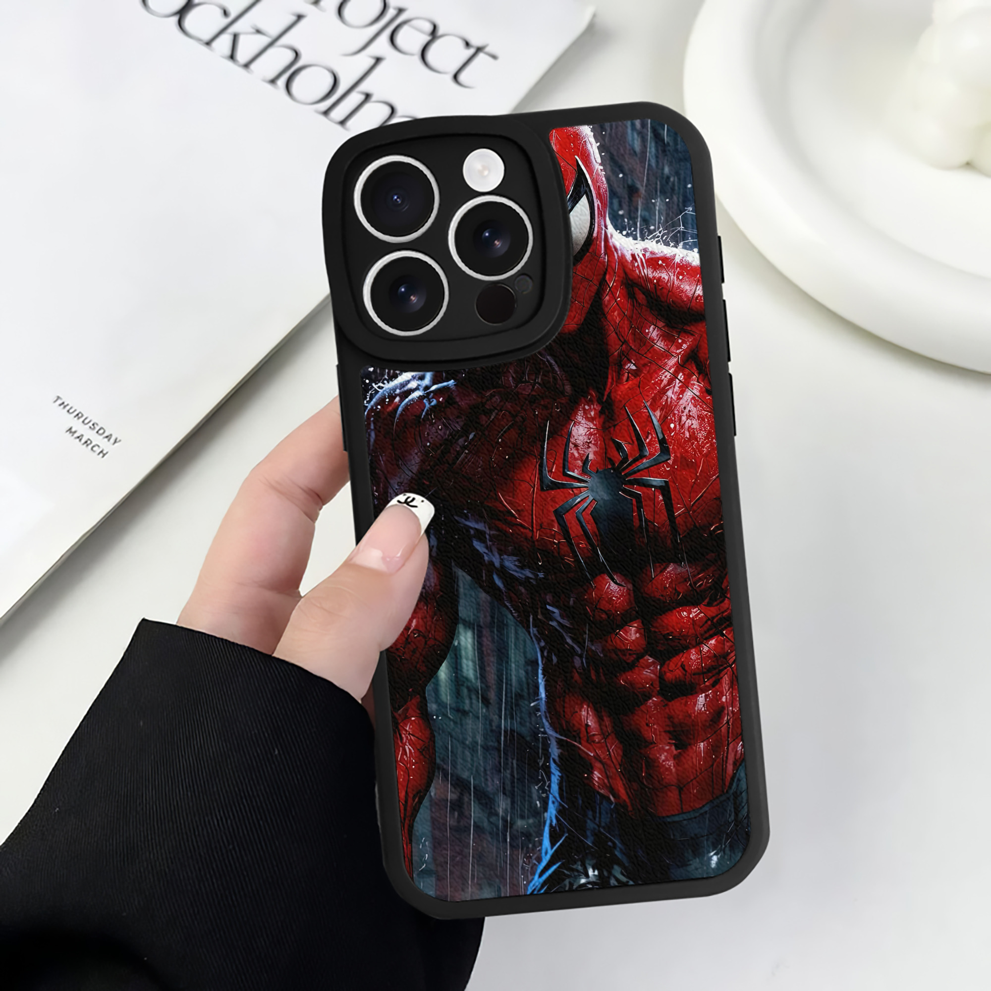 （画像用） Spider Man スパイダーマン 【iPhone 16シリーズ対応】シリコンスマホケース（レザー調） 材質：シリコン